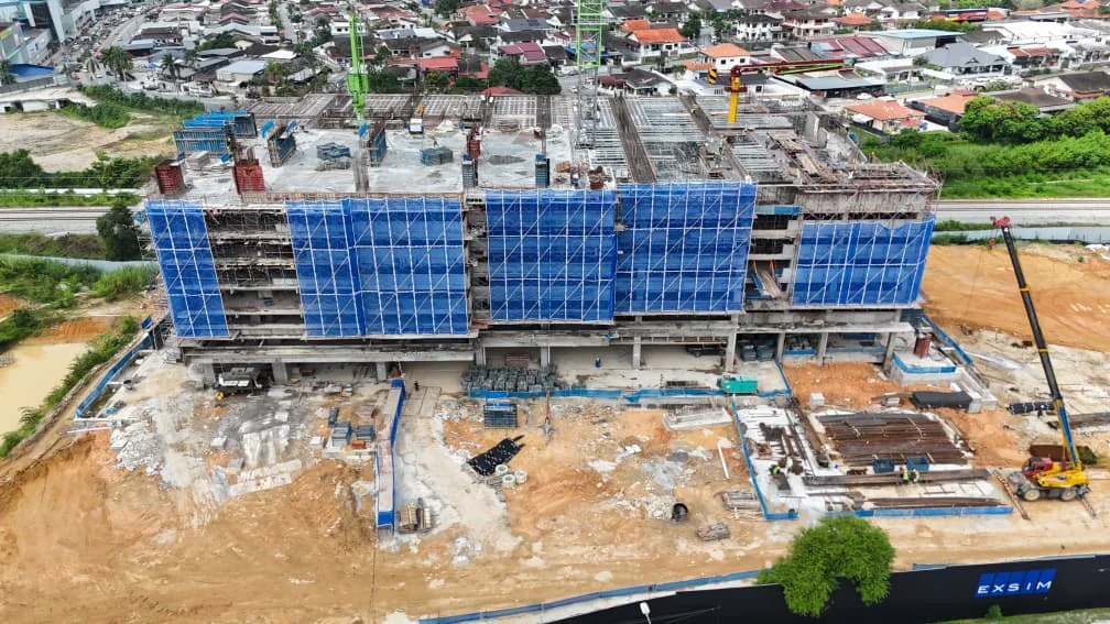 The Asteriaz construction site progress photograph, Q3 2026